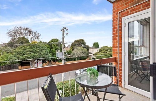 St. Kilda East Apartment | The Meadow Gardens Oasis