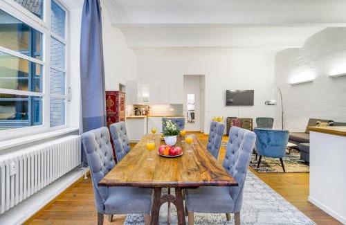 Mitte Apartment | The Melchior, Luxury Industry Loft in Mitte, group & family friendly, 2 bath rooms, big dining table, ideal for 4 - 6 Guests