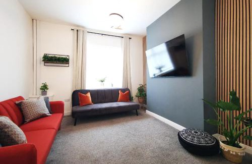 Failsworth House | The Mellor - Holiday Home With Free Parking - 5 Minutes Drive to Coop Live Arena, Etihad Stadium & Manchester City Centre