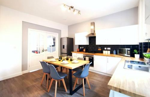 Failsworth House | The Mellor - Holiday Home With Free Parking - 5 Minutes Drive to Coop Live Arena, Etihad Stadium & Manchester City Centre