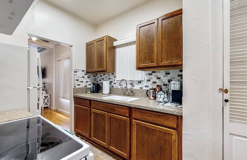 Belmont Shore Apartment | The Mermaid:Beach~Bay~2nd St~ PetsOK~Fast Wifi