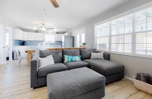 Surfside Beach House | The Mermaid Cove with Gulf view, luxe interior, alfresco dining - steps to beach