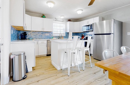 Surfside Beach House | The Mermaid Cove with Gulf view, luxe interior, alfresco dining - steps to beach