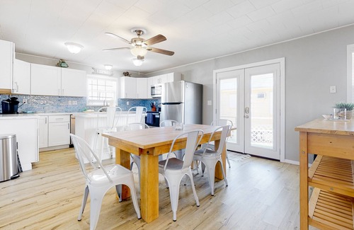 Surfside Beach House | The Mermaid Cove with Gulf view, luxe interior, alfresco dining - steps to beach