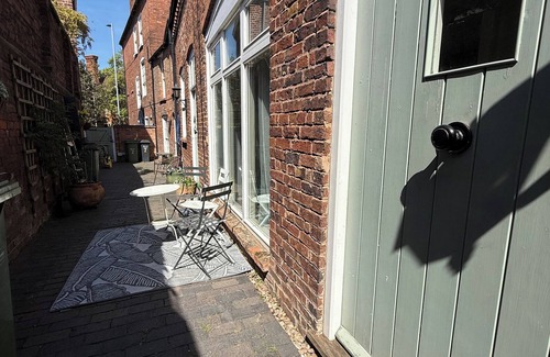 Worcester House | The Mews - Worcester City - Gated - Self Check In - WIFI - 2 Doubles - Sleeps 6