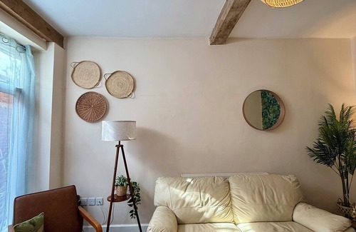 Worcester House | The Mews - Worcester City - Gated - Self Check In - WIFI - 2 Doubles - Sleeps 6