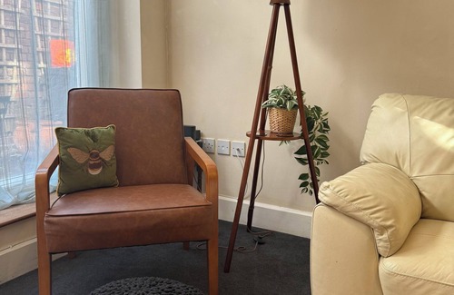 Worcester House | The Mews - Worcester City - Gated - Self Check In - WIFI - 2 Doubles - Sleeps 6