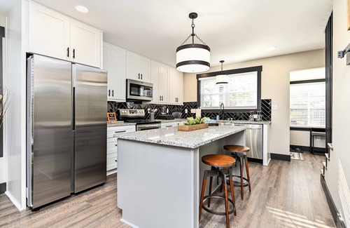 Sans Souci House | The Mid-Mod 3 Miles to Downtown /Furman!