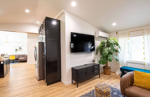 Midtown House | The Midtown Modern Maximalist 4BD 3Bath
