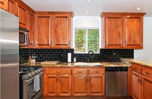 Twin Peaks House | The Mighty Pines Retreat + Large Patio + BBQ+View!