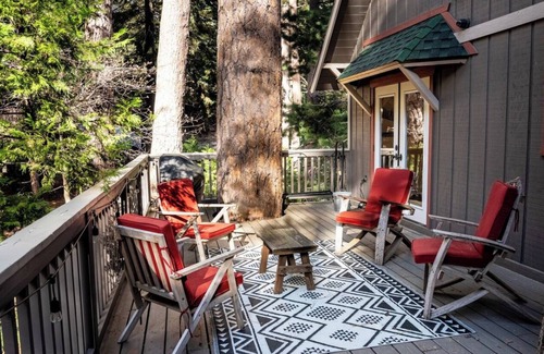 Twin Peaks House | The Mighty Pines Retreat + Large Patio + BBQ+View!
