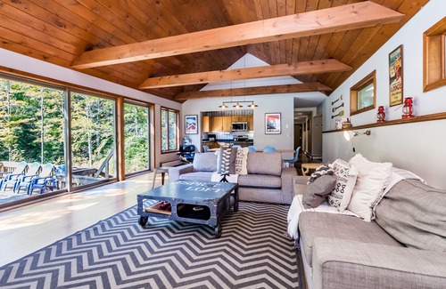 Killington House | 'The Mill Stream House' Lux Rustic Home on River w/JACUZZI & fireplace
