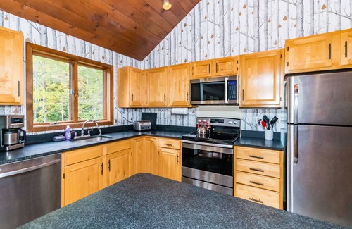 Killington House | 'The Mill Stream House' Lux Rustic Home on River w/JACUZZI & fireplace