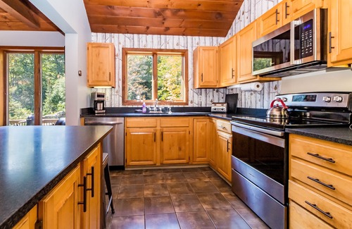 Killington House | 'The Mill Stream House' Lux Rustic Home on River w/JACUZZI & fireplace