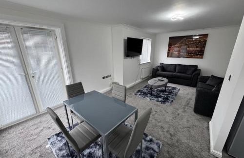 Milton Keynes Apartment | The Modern Balcony Apartment - 2 Bed 1 Bath Private Parking