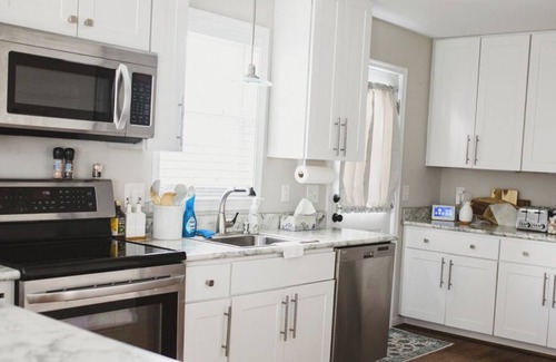 Fredericksburg House | The Modern Bungalow Dntwn FXBG 2/1 King w/Kitchen