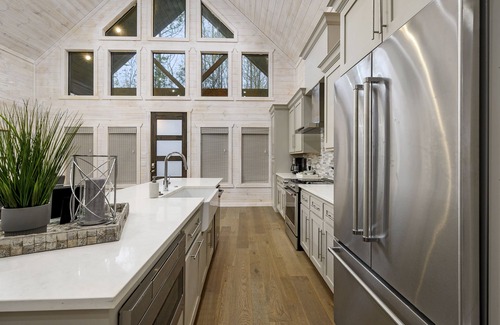 Broken Bow House | The Modern & Luxurious "Mystic Love" Cabin!