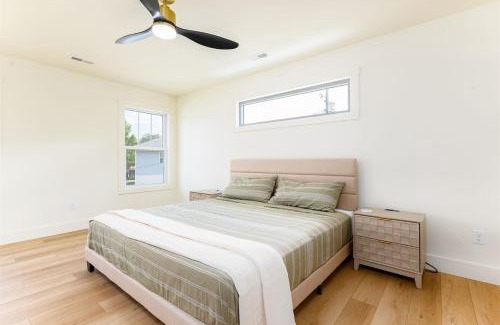 Northeast South Bend House | The Modern ND 4B 3,5BA 1 mi to Stadium
