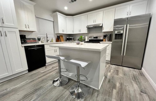 Inglewood House | The Modernist - 3bd,3bath Whole House! - Comfortable, Modern Interior - 5 Min from LAX and SOFI Stadium!