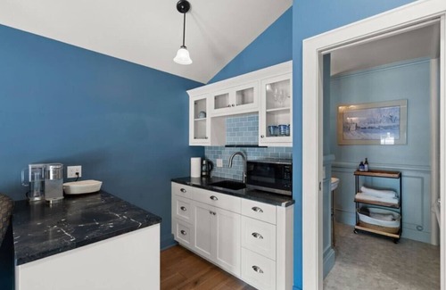 Jacksonville Cottage | The Monarch - charming cottage in prime downtown Jacksonville w/AC + luxury bath