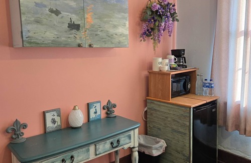 Hermann Apartment | The Monet Suite is one of our four rooms.
