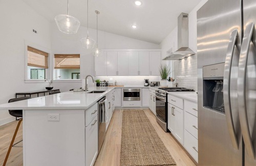 Downtown House | The Monroe - Modern Townhome - 1 mi to DT