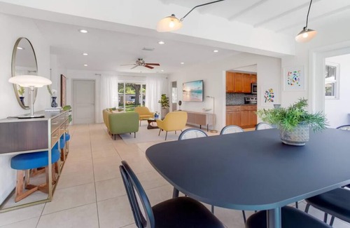 Hollywood House | The Monroe Villa, Pool & King Beds