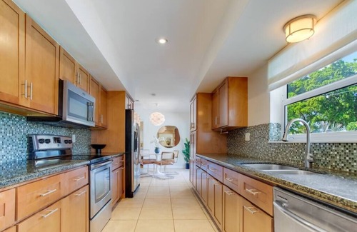 Hollywood House | The Monroe Villa, Pool & King Beds
