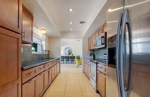 Hollywood House | The Monroe Villa, Pool & King Beds