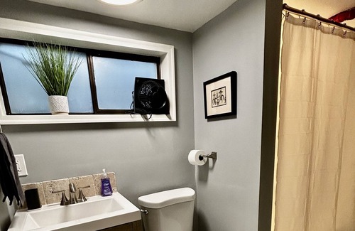 Overlook Apartment | The Montana Studio - cute, close and convenient - new remodel