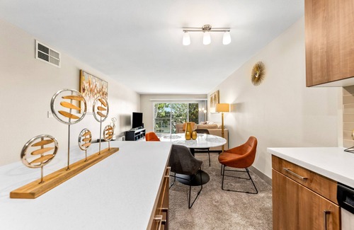 Marina del Rey Apartment | The Moonstone - Cozy Marina side Garden View Pool/Gym