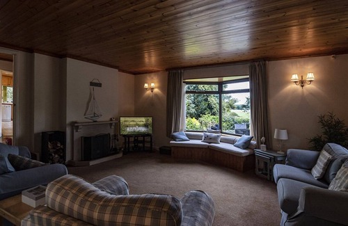 Norwich House | The Moorings overlooks the river & includes a private boat, hottub & games room.