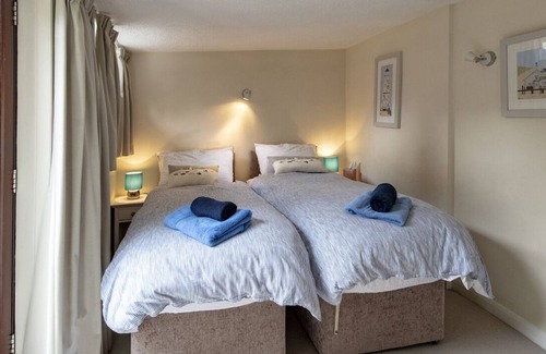Norwich House | The Moorings overlooks the river & includes a private boat, hottub & games room.