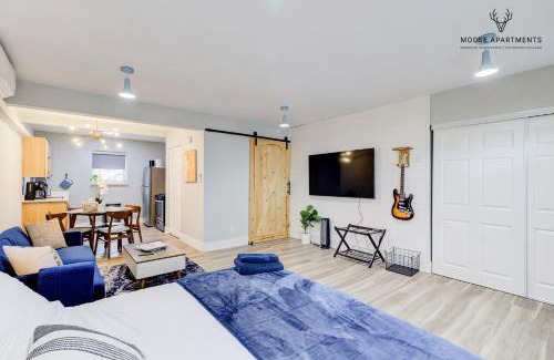 Downtown Memphis Apartment | The Moose #9 - Brand New Luxe Modern loft with Free Parking, King Bed & Fast WiFi