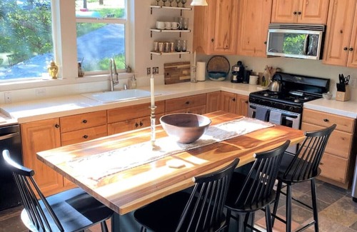 Groveland Cabin | The Moose, Stylish Farmhouse Cabin near Yosemite, Sleeps 8