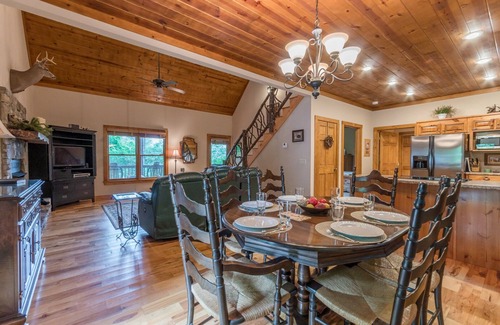 Hiawassee Cabin | The Mountain Laurel |Gorgeous Year-Round Mountain View, Hot Tub, Fire Pit, Games