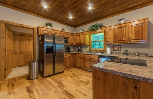 Hiawassee Cabin | The Mountain Laurel |Gorgeous Year-Round Mountain View, Hot Tub, Fire Pit, Games