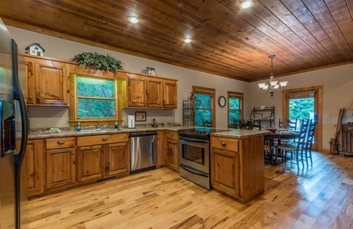 Hiawassee Cabin | The Mountain Laurel |Gorgeous Year-Round Mountain View, Hot Tub, Fire Pit, Games