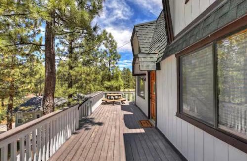 Fox Farm House | The Mountain Treehouse, Jacuzzi Large Backyard!