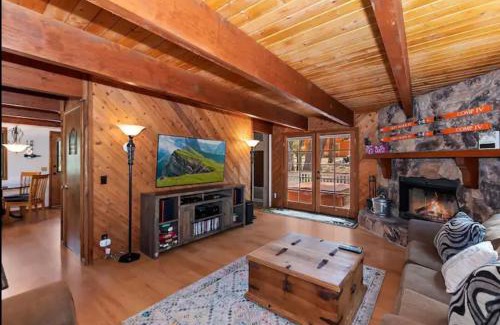 Fox Farm House | The Mountain Treehouse, Jacuzzi Large Backyard!