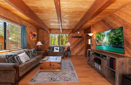 Fox Farm House | The Mountain Treehouse, Jacuzzi Large Backyard!