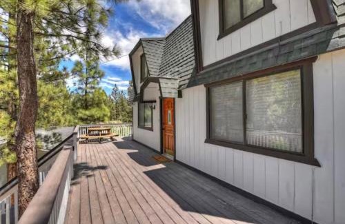 Fox Farm House | The Mountain Treehouse, Jacuzzi Large Backyard!