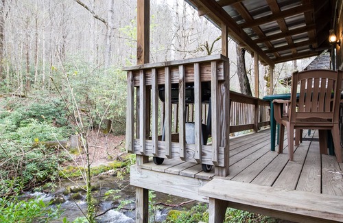 Otto Cabin | The Mountains are Calling! Visit Sassafras Rock | Turnstone Log Cabins