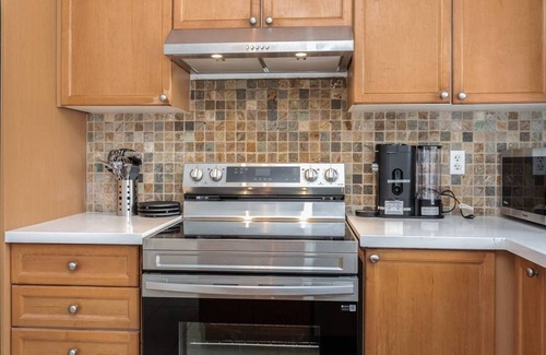 Brampton House | The Mt Pleasant Residence - Your Cozy Away-HOME - *Free Parkg*Workspace*GO-Stn