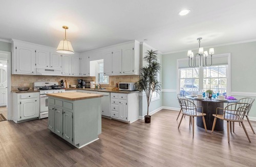 Southwest Raleigh House | The Mulberry on Trinity Woods - 5 bedroom retreat in Cary