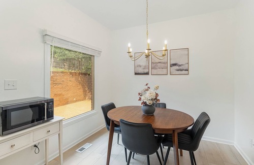 Columbia House | The Muletown Place - Walkable to the Square. 2B/2BA