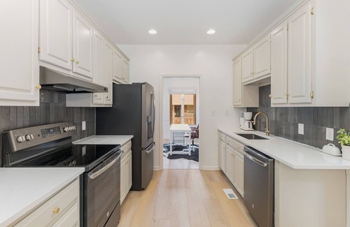 Columbia House | The Muletown Place - Walkable to the Square. 2B/2BA