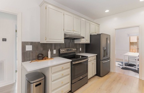Columbia House | The Muletown Place - Walkable to the Square. 2B/2BA