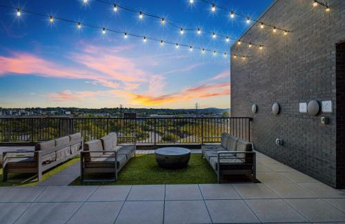 Rolling Mill Hill Apartment | The MUSE Emerald Isle Downtowns Favorite Condo by SkyRun Nashville