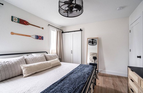 Delafield Apartment | The Nagawicka Loft- Dog Friendly, Prime Location, Pontoon Rental